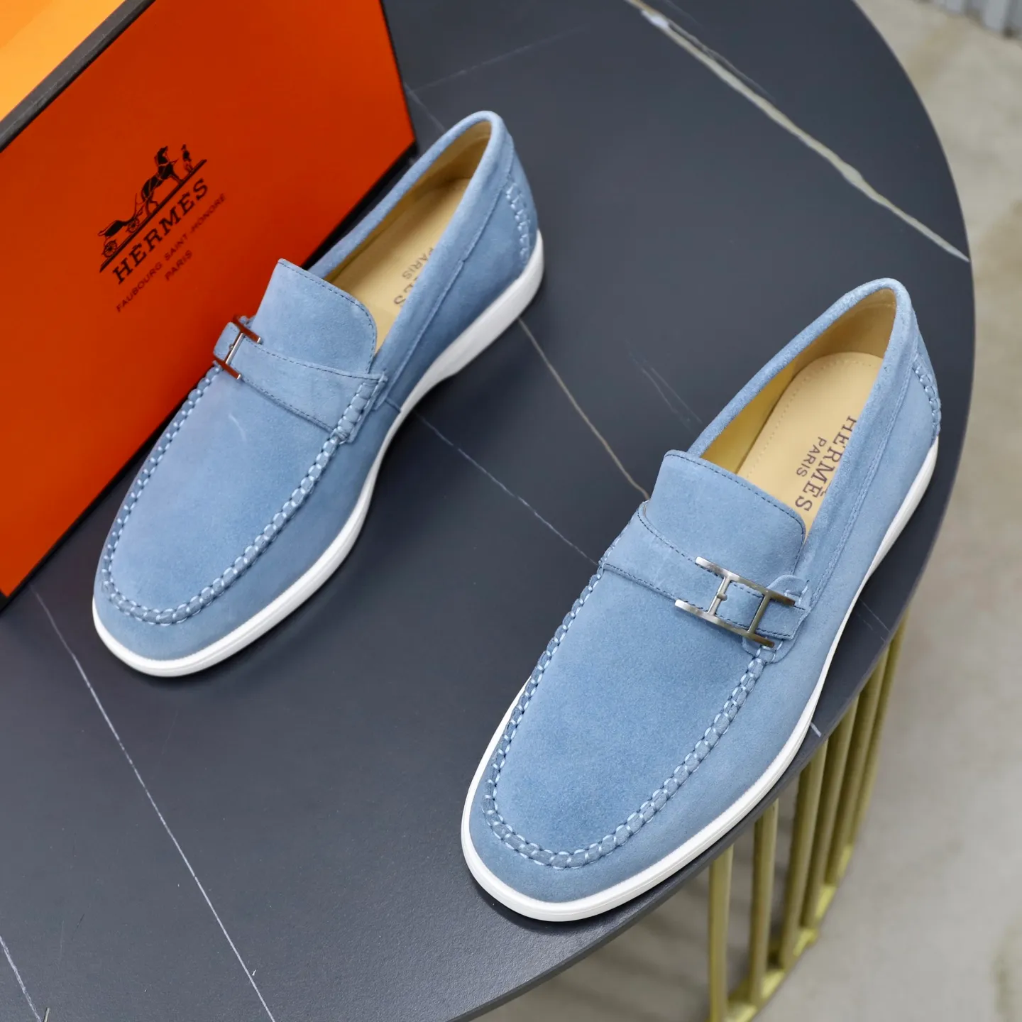 Ex-factory price: 540💰Hermès/Hermès slip-on men's shoes. This shoe is made of imported cow suede leather, with simple and smooth lines, and a 3CM rubber foam ultra-light sole combined with aerodynamic design! Youthful and fashionable, H button decoration, contrasting leather embellishment on the heel, calf lining to gently wrap your feet, with embossed logo cowhide feet, leather rock strips, casual and urban style, highlighting youthful vitality, sports and leisure version, super versatile Size number: 38-39-40-41-42-43-44 Standard leather shoe size (45 can be customized but does not support returns)